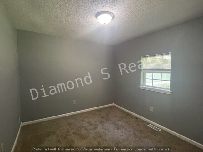 Building Photo - Charming 3 bedroom home available!