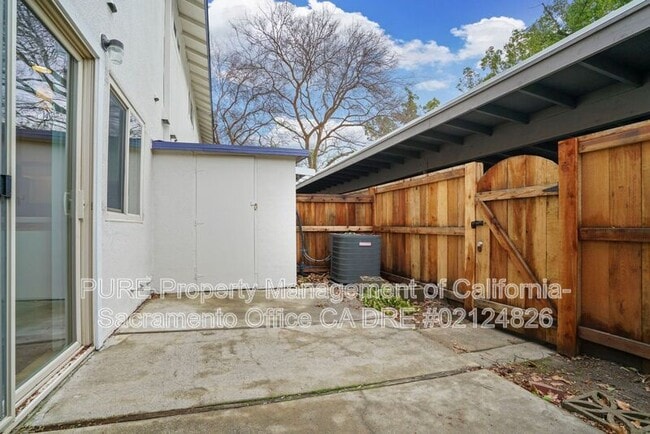 Building Photo - 8811 Salmon Falls Dr