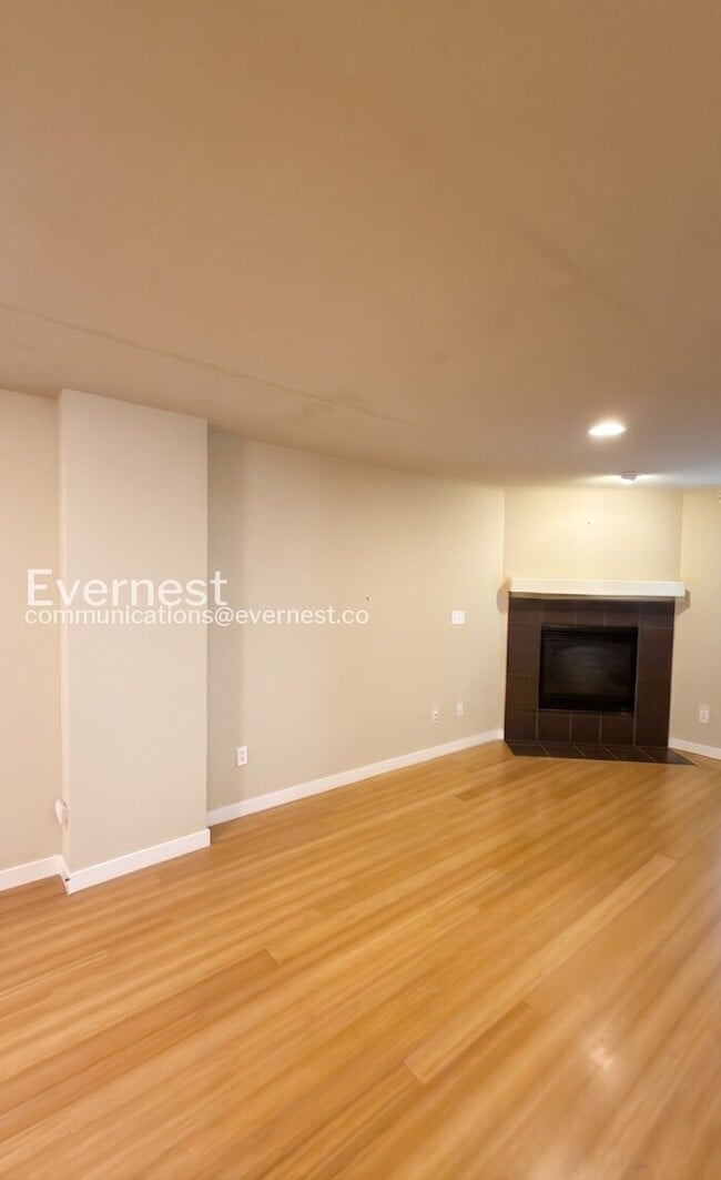 Building Photo - 3 Bed, 1.5 Bath Townhome with Fenced Yard / Vouchers Accepted / Coming Soon!