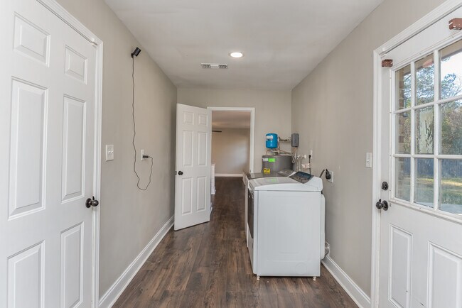 Building Photo - 8238 Li Fair Dr