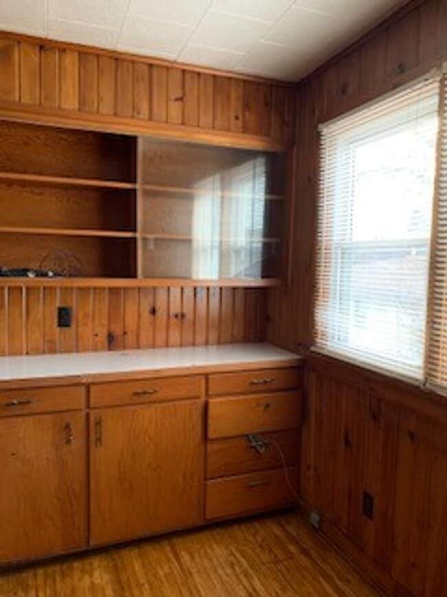 Building Photo - Large 3 BR 2 BA house w beautiful woodwork...