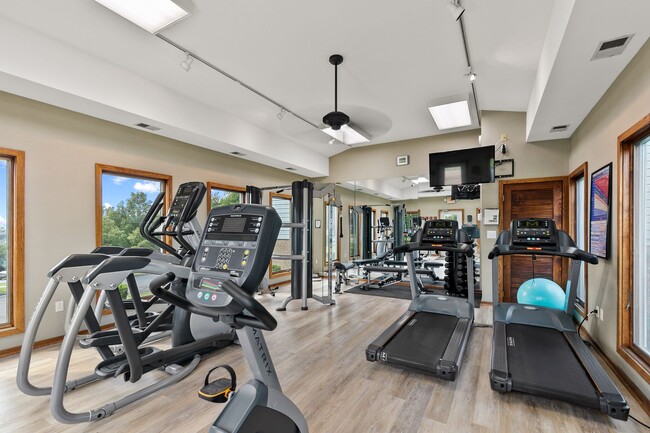 Building Photo - One Bedroom Contemporary Apartment with St...