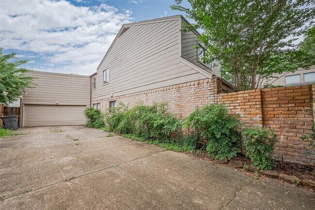 Building Photo - 2107 Shadowbriar Dr