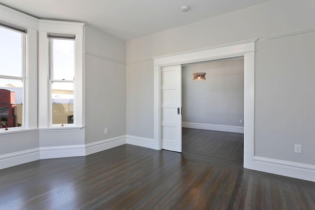 Building Photo - Available 2 Bedroom Unit In The Elmwood!
