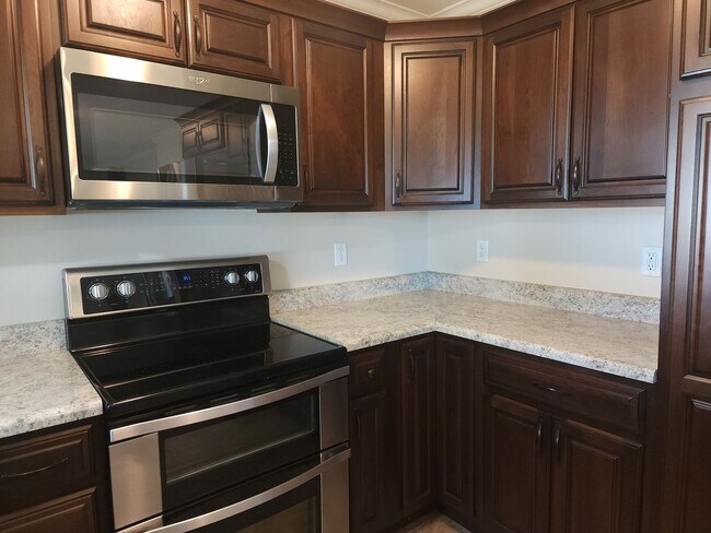Building Photo - 3 bedroom 3 bathroom house with lots of extras