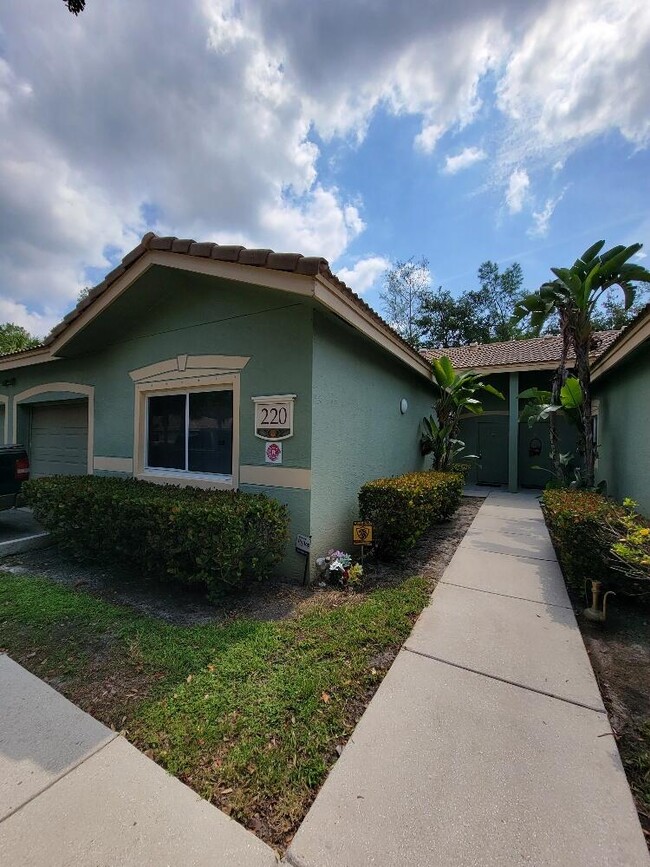 Primary Photo - 220 Crestwood Cir