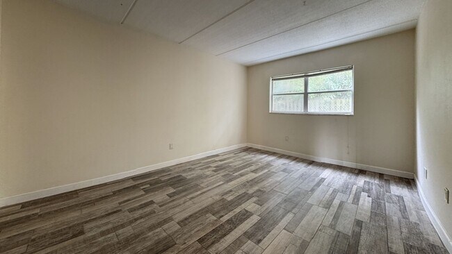 Building Photo - 2 N Fernwood Ave