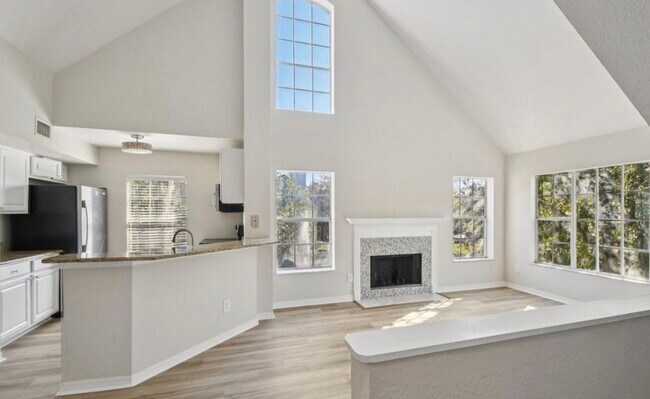 Building Photo - 13700 Richmond Park Dr N