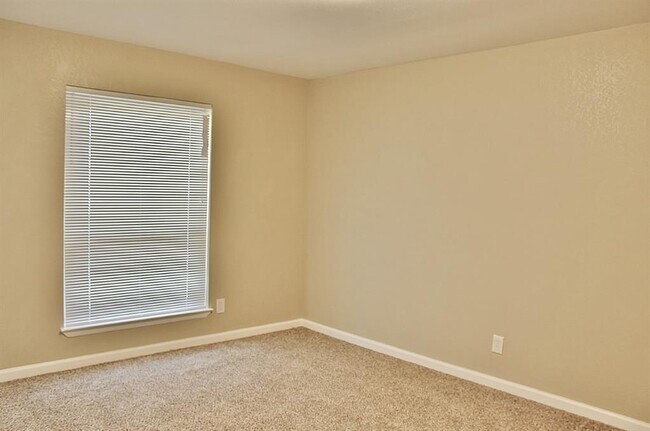 Building Photo - 302 Linkwood Dr