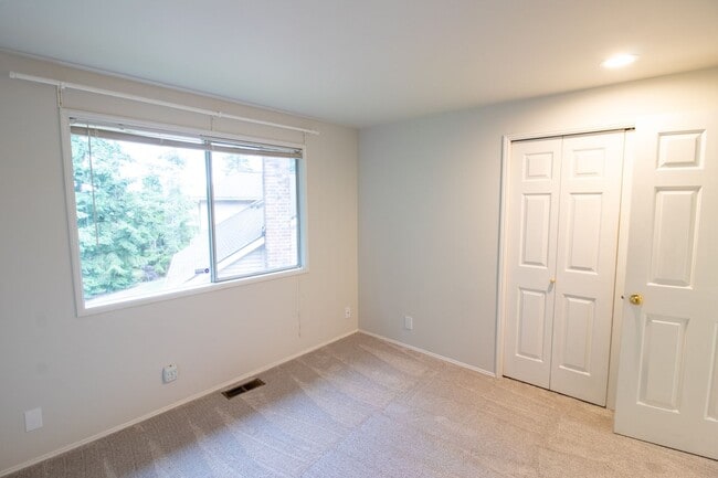 Building Photo - 4bd/2.75ba Sammamish Home