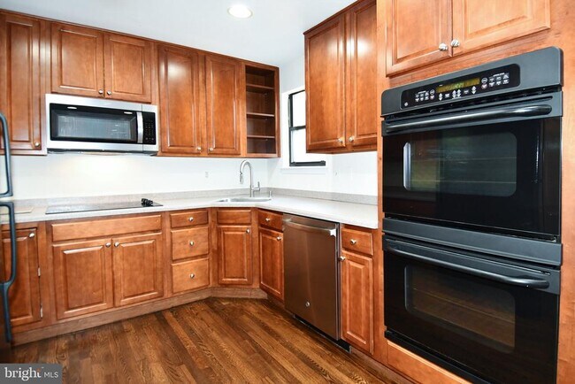 Building Photo - 5175 King Charles Way