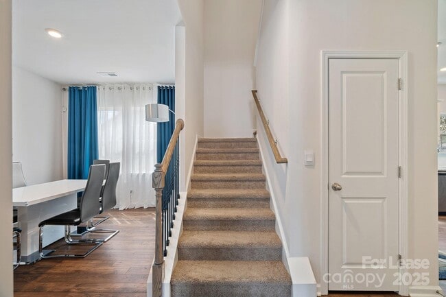Building Photo - 136 Sequoia Frst Dr