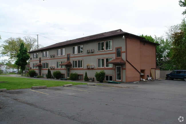 Building Photo - Quaker Apartments
