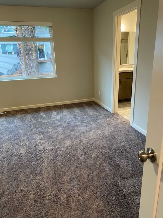 Building Photo - AVAILABLE NOW!!! 4BD/3BA - Pet friendly + Fenced Yard & Washer/Dryer Included - Great South Locat...