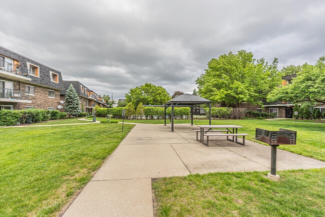 Building Photo - 3851 N Parkway Dr