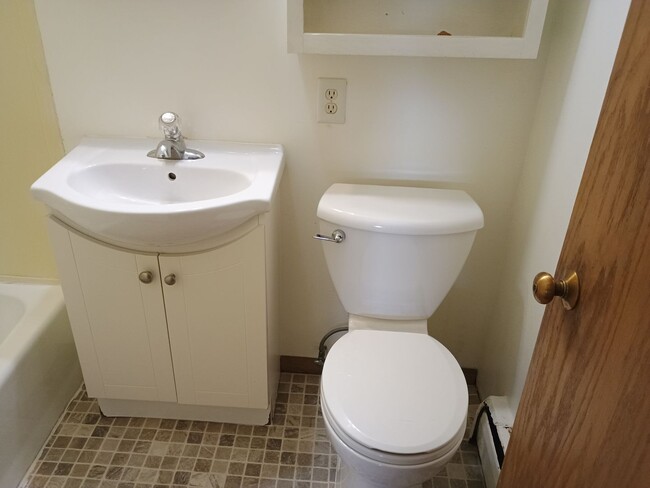 Building Photo - 2 Bedroom 1 Bathroom Owatonna 1 Month Free...