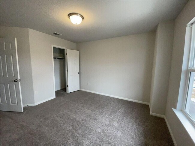 Building Photo - 233 Hauser Dr