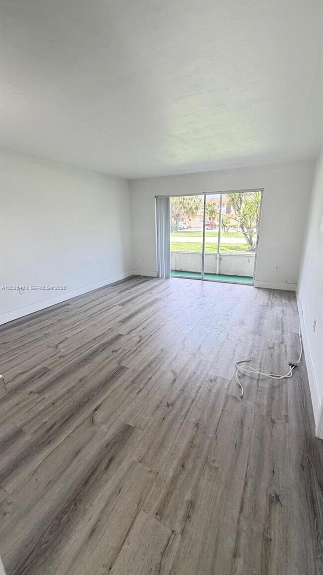 Building Photo - 20200 NE 27th Ct