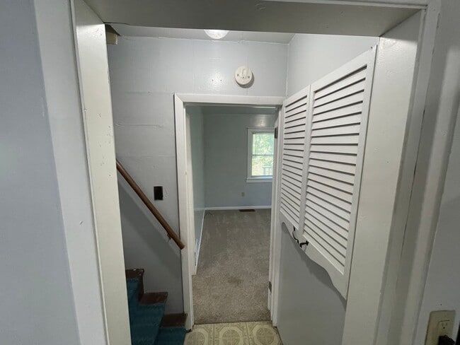 Building Photo - Older 2 bedroom house with a large yard