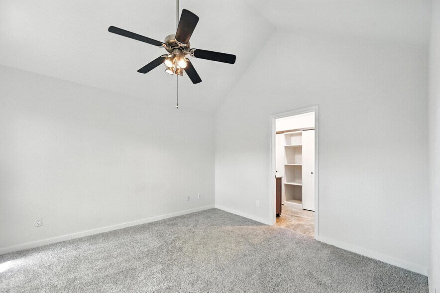 Building Photo - 4901 Tree Top Ln