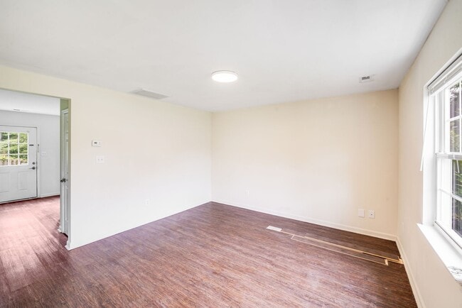 Building Photo - 2BR Updated Duplex Near South Park – Cozy,...