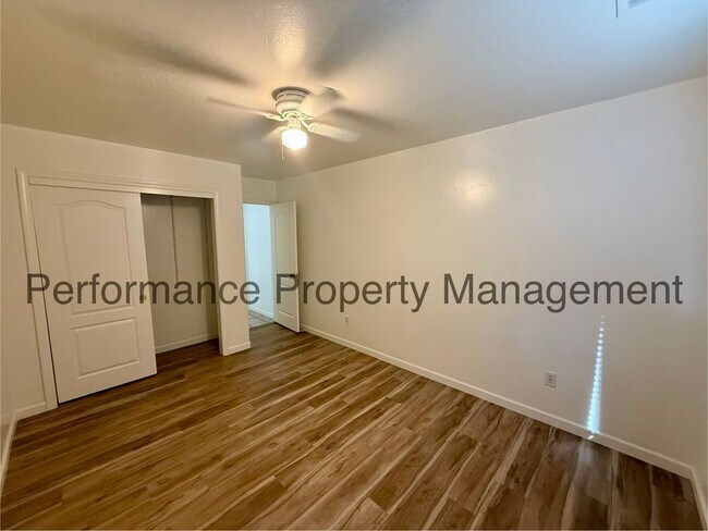 Building Photo - Stunning 5 Bed/2 Bath NW Bakersfield Home