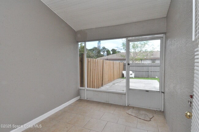 Building Photo - 911 Eldron Blvd SE