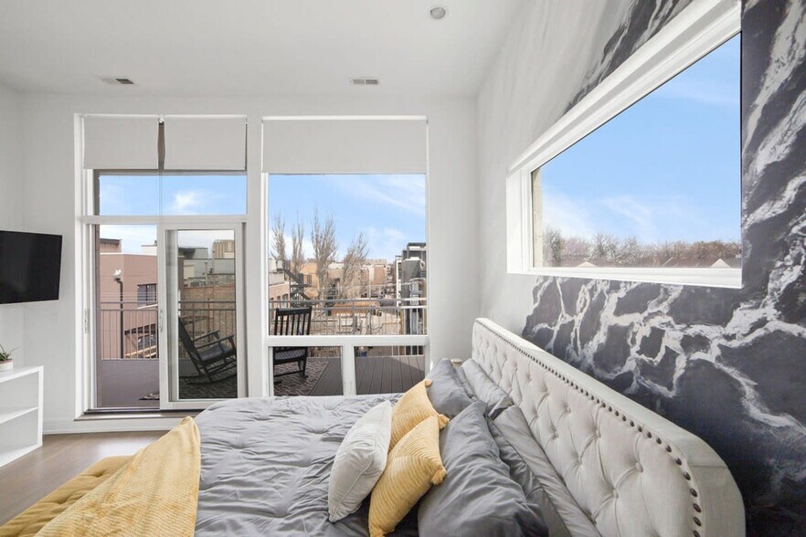 Building Photo - 2048 W Chicago Ave