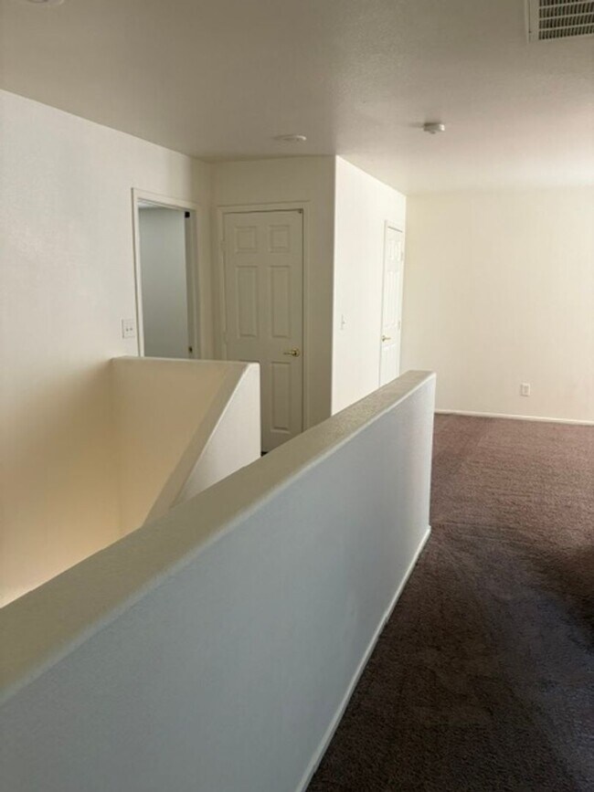 Building Photo - 3 bedroom house with 2.5 bathrooms