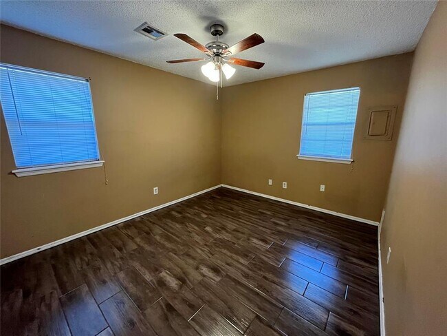 Building Photo - 829 Russell Cir