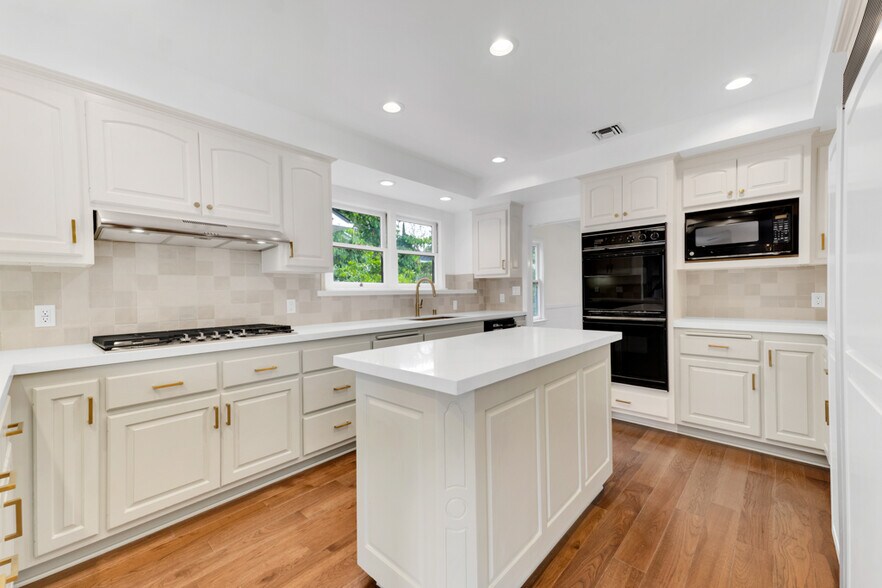Building Photo - 4722 Forman Ave