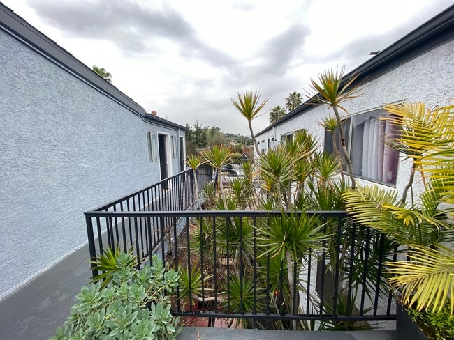 Building Photo - 3030 Valle Vista Dr