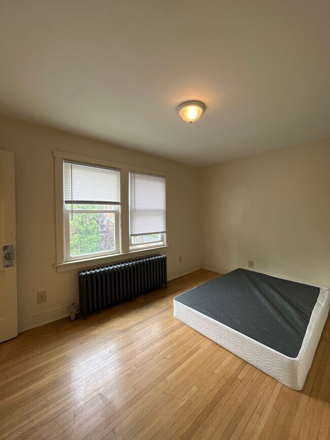 Building Photo - Two Bedroom apartment near engineering and...