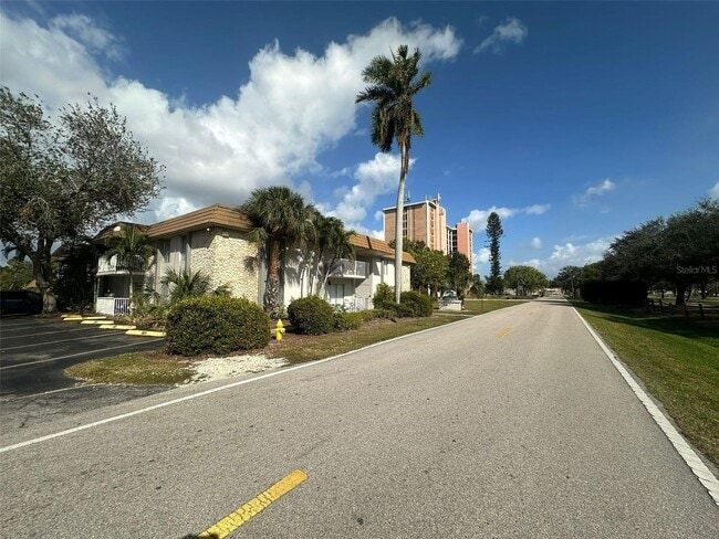Building Photo - 1830 Maravilla Ave