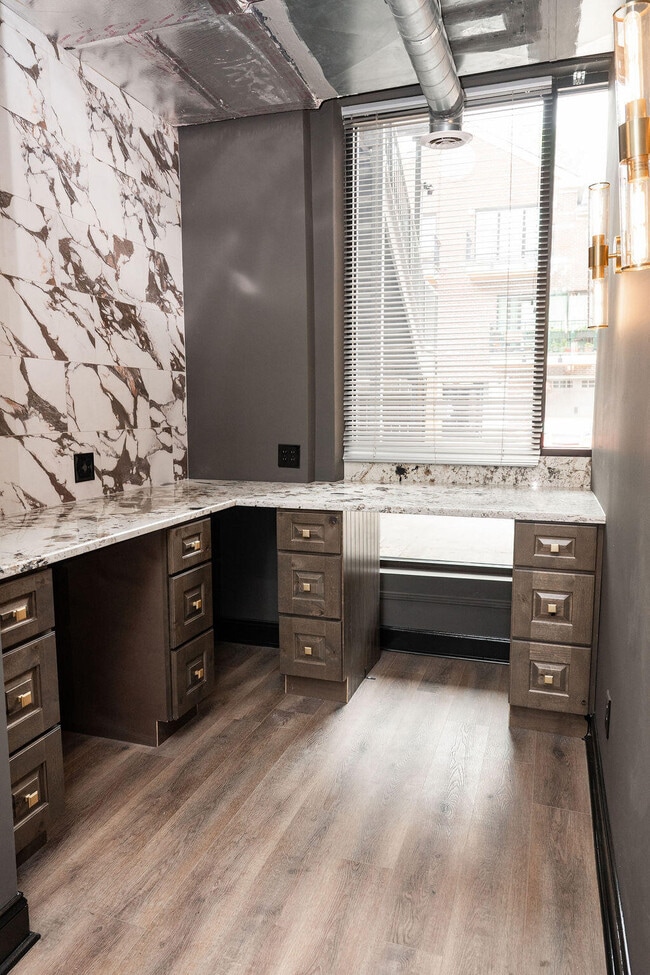 Building Photo - 275 S Limestone