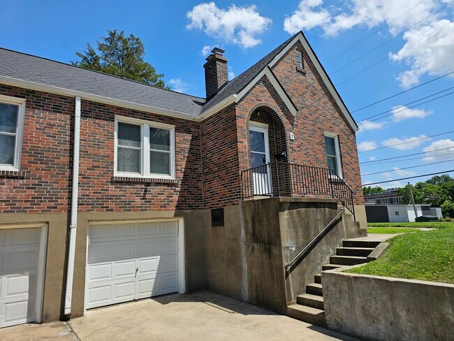 Building Photo - 2 N Benton St