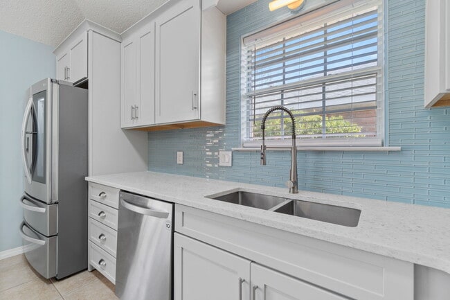 Building Photo - 65 Bay Tree Dr