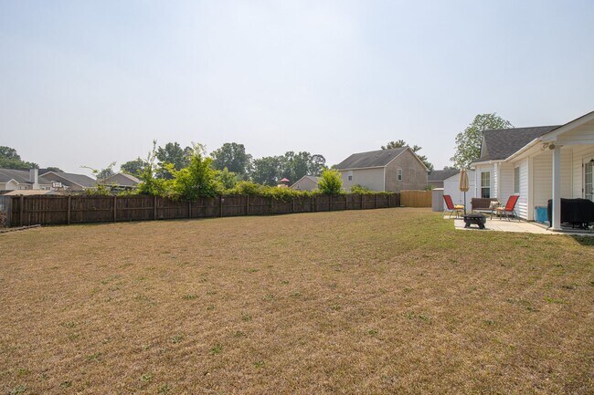 Building Photo - Spacious 3BR in Myers Creek – Fenced Yard, Workshop w/ Electricity & Bright Open Living!