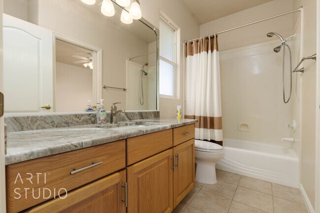 Building Photo - Stunning 3-Bedroom Home with Private Backy...