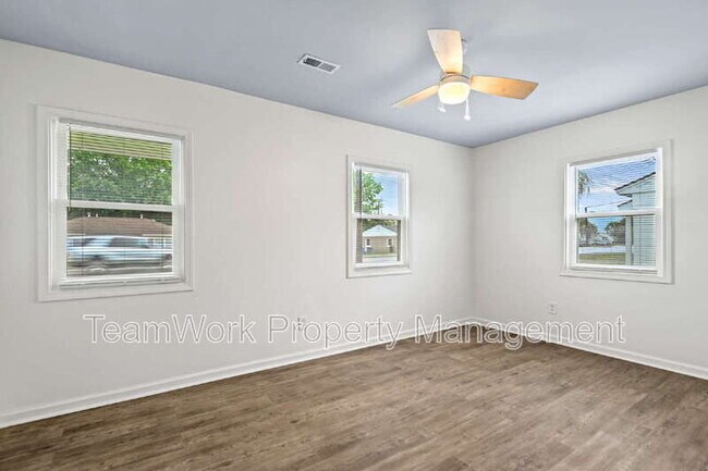 Building Photo - 3111 Azalea Dr