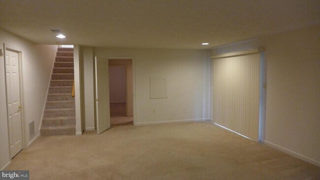 Building Photo - 10008 Manor Pl