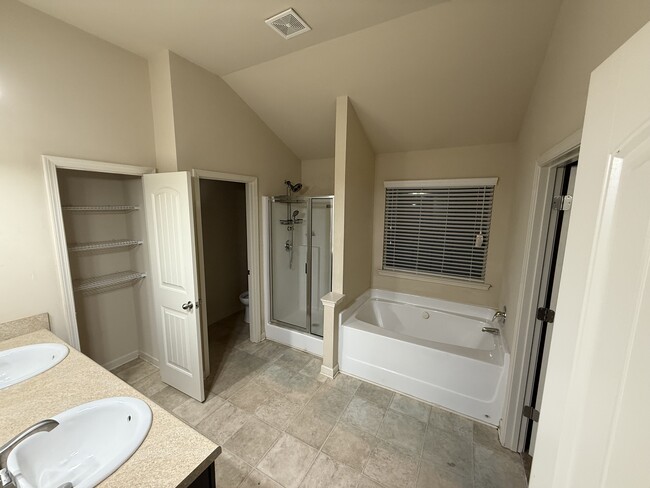 Master Bathroom - 4607 Water Mill Dr