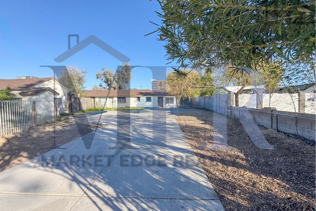 Building Photo - 1Bed/1Bath Apt at 16th St/Thomas Rd! -- NO HOA! FENCED-IN YARD! -- NO APPLICATION FEE!