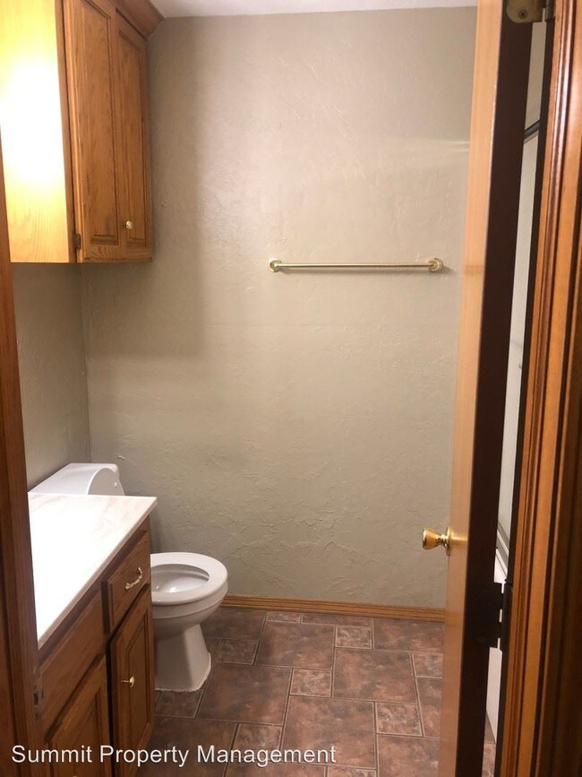 Building Photo - 522-524 E Rogers Dr