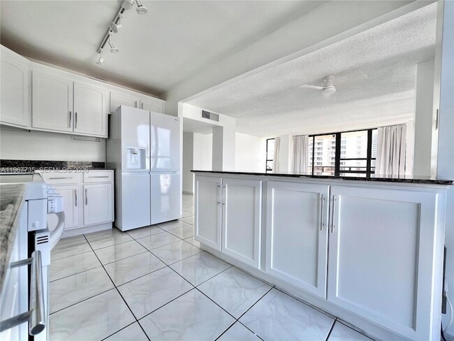 Building Photo - 600 NE 36th St