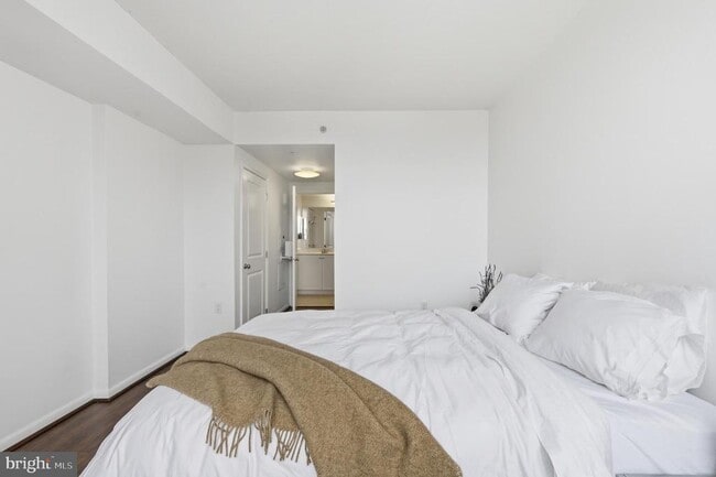 Building Photo - 851 N Glebe Rd