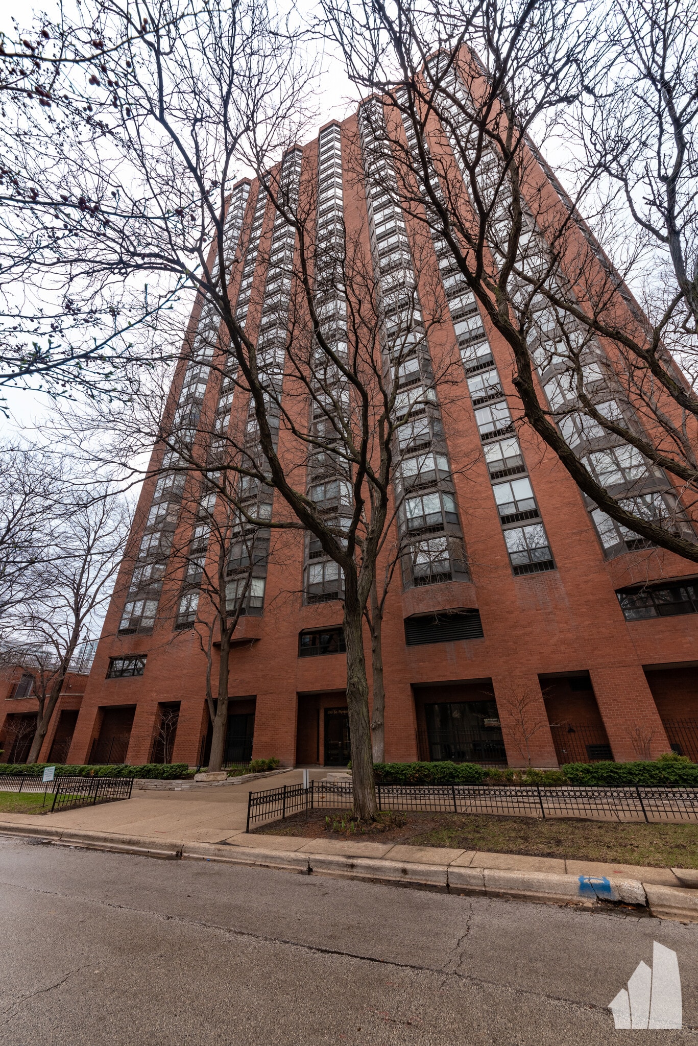 Building Photo - 899 S Plymouth Ct