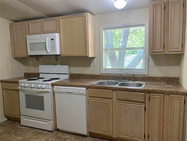 Building Photo - 1412 Sheri Ln S