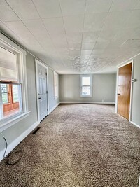 Building Photo - One bedroom 1.5 bath home with sunroom