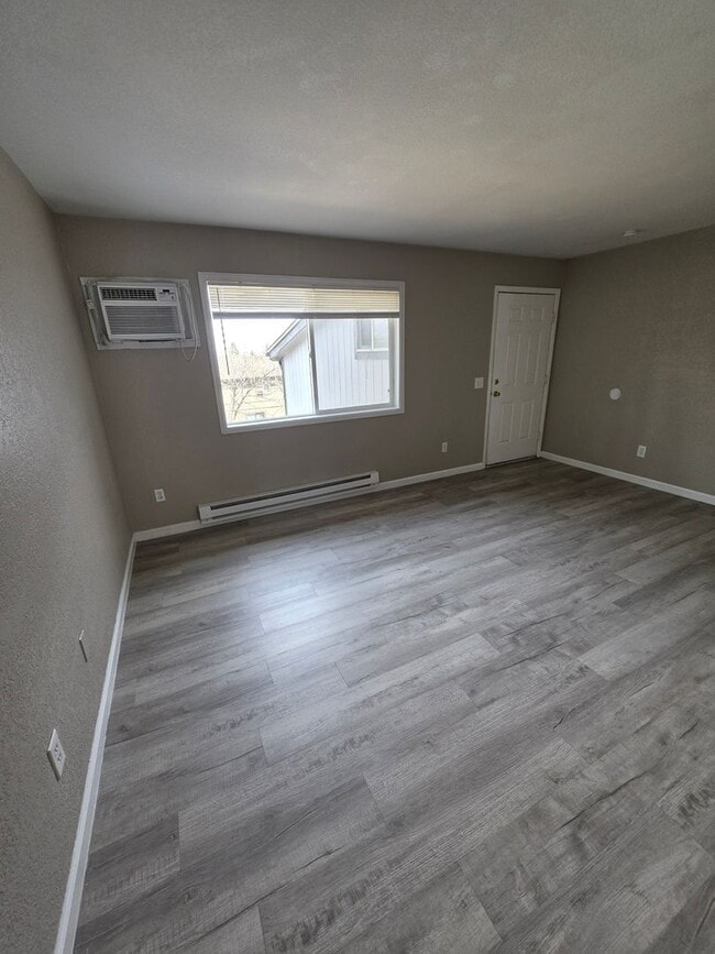 Building Photo - 2 Bedroom Apartment Available Near Regis!